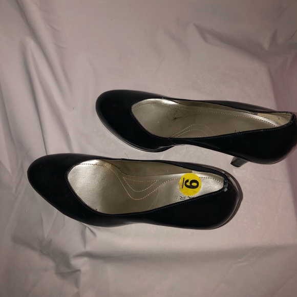 Tahari Navy blue patent leather 3inch pumps - Picture 3 of 5